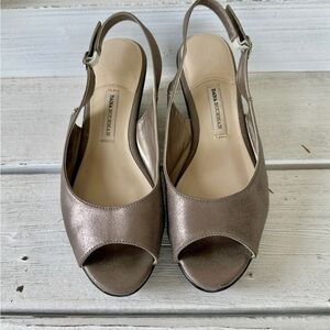 DANA BUCHMAN, WEDGE SANDALS. SILVER METALLIC, SLINGBACK WITH CUTOUT WEDGE.SIZE9M